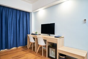 Habitación triple Deluxe | Minibar, caja fuerte, escritorio y cortinas opacas