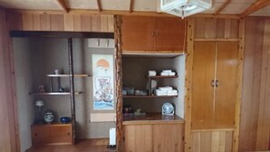 Una habitación tradicional japonesa con suelo de tatami, puertas correderas de madera y una mesa sobre tatami.