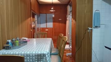 Microwave, stovetop, cookware/dishes/utensils