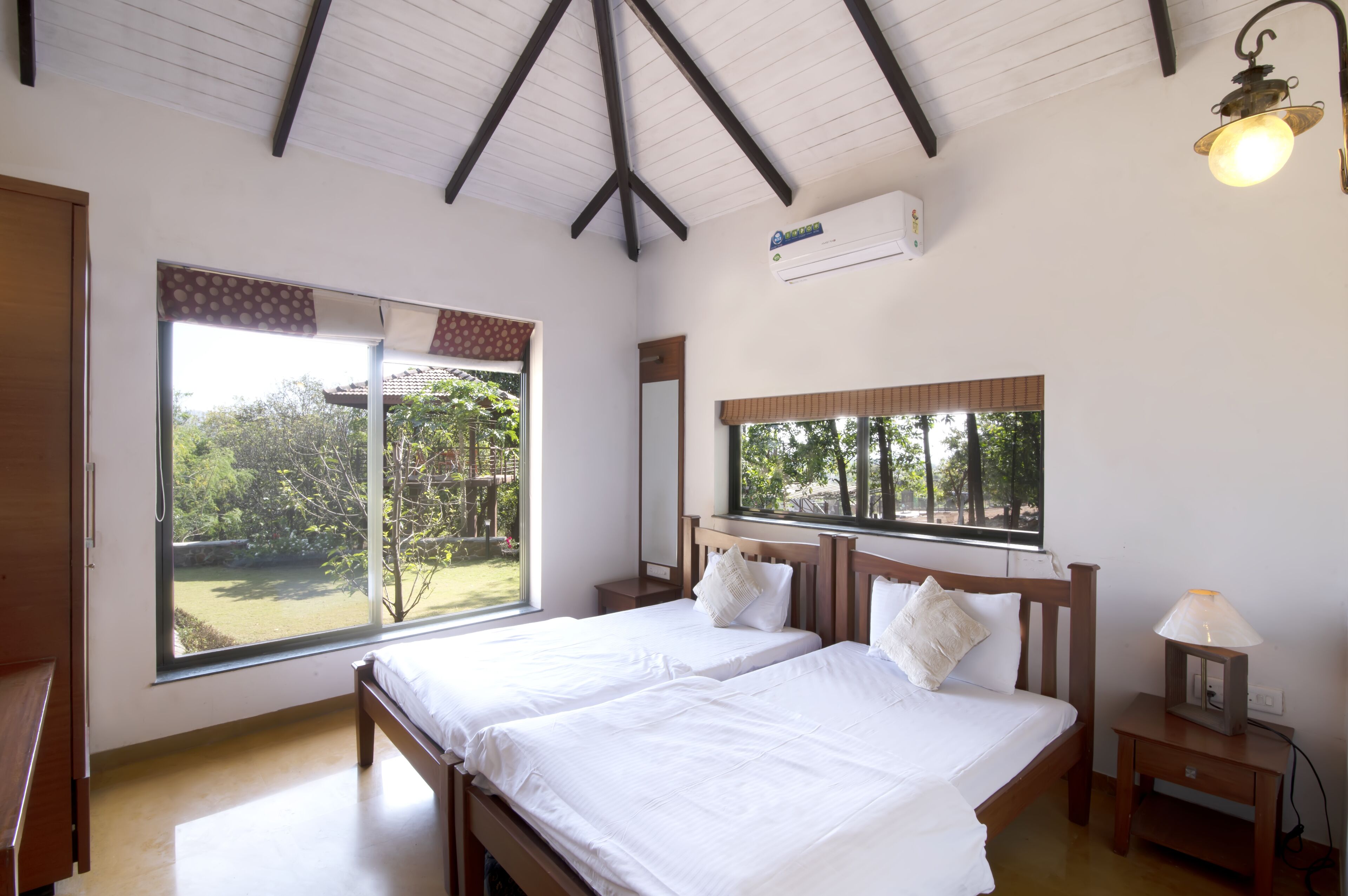Senior Villa | Desk, bed sheets