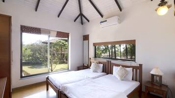 Senior Villa | Desk, bed sheets