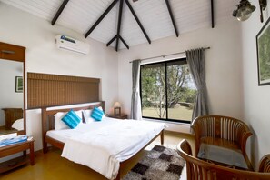 Senior Villa | Desk, bed sheets