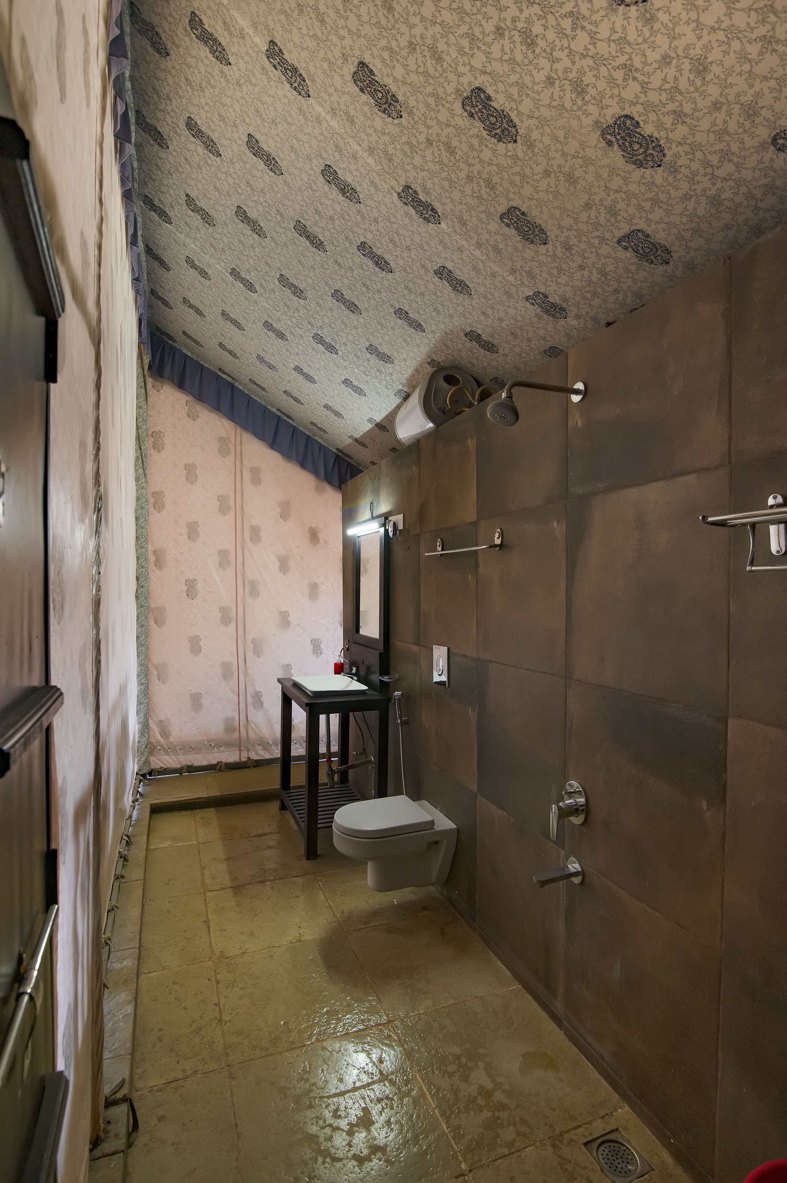 Egy fürdőszoba, amelyben WC, mosdókagyló és zuhanyzó található.