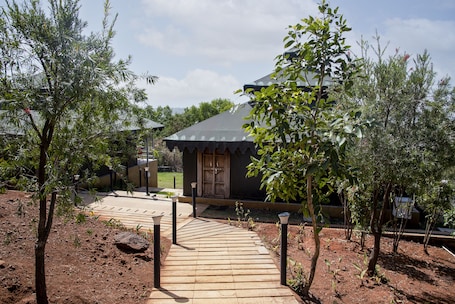 Luxury Tent, Lake View | Desk, bed sheets. Spandan Holiday Homes