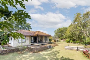 Senior Villa | Desk, bed sheets