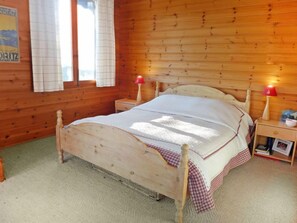 3 makuuhuonetta, työpöytä, ilmainen internet