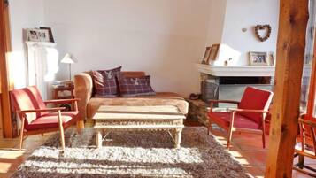 Télévision à écran plat, cheminée