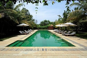 Outdoor pool - AASHYANA LAKHANPAL (Candolim)
