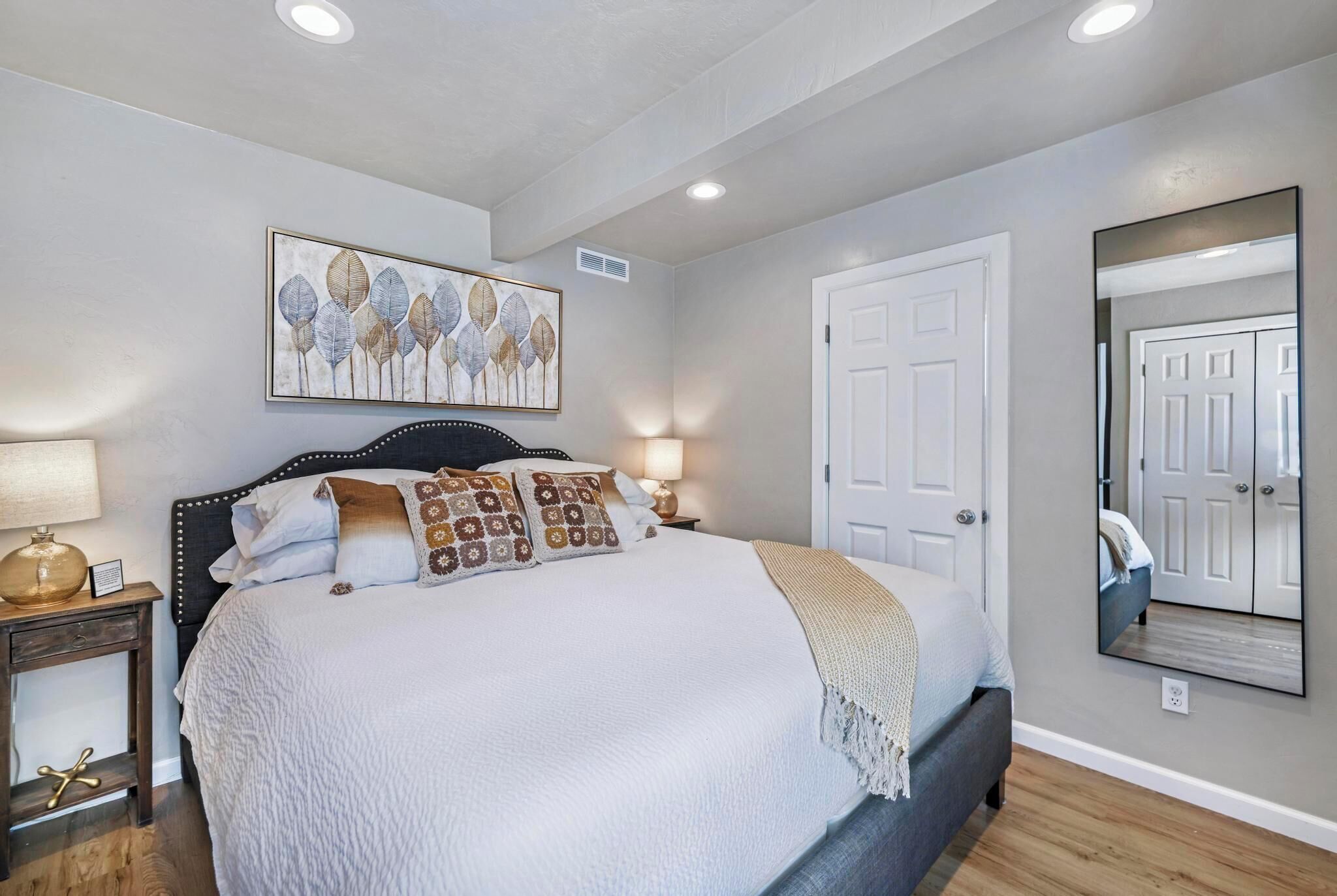 2 bedrooms, desk, iron/ironing board, travel cot