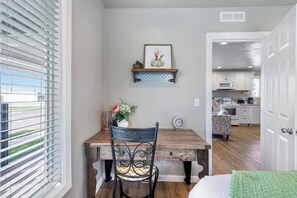 2 bedrooms, desk, iron/ironing board, travel crib - The West End Cottage (Buhl)