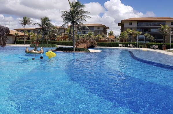 2 piscines extérieures, cabanons gratuits, parasols de plage