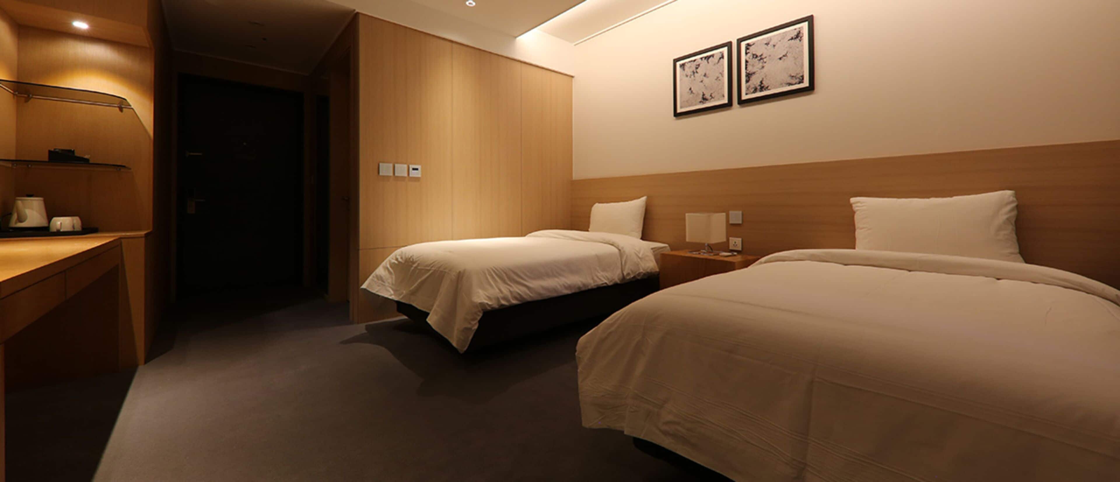 standard twin room | 1 bedroom, in-room safe, desk, laptop workspace