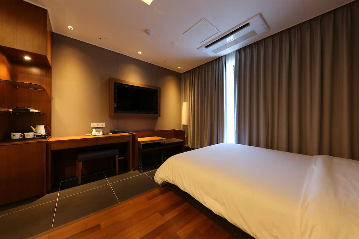 In-room safe, desk, laptop workspace, blackout curtains