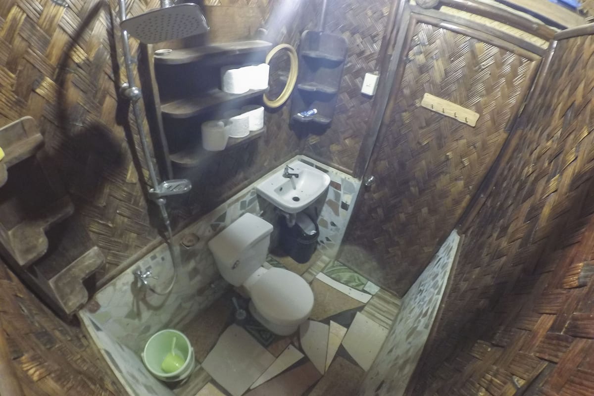 Ein kleines Badezimmer mit Toilette, Waschbecken und Duschbereich.