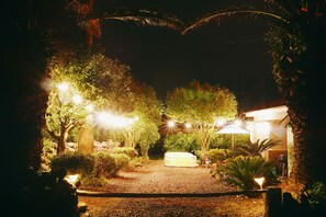 Fassade der Unterkunft – Abend/Nacht
