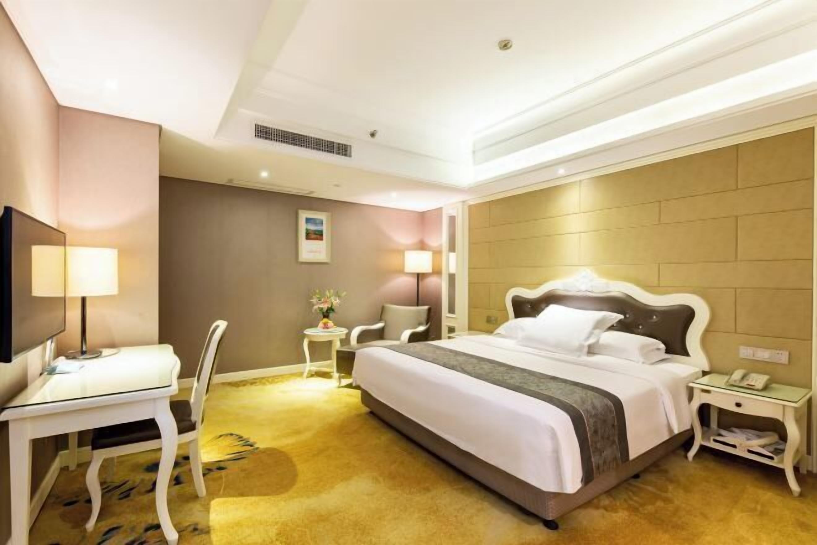 Meja kerja, tirai kedap cahaya, Wi-Fi gratis, dan seprai linen