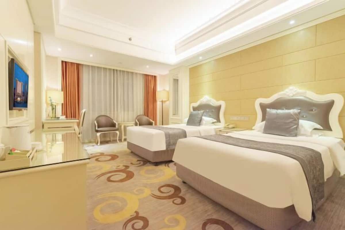 Desk, blackout drapes, free WiFi, bed sheets