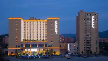 住宿正面 (夜晚)