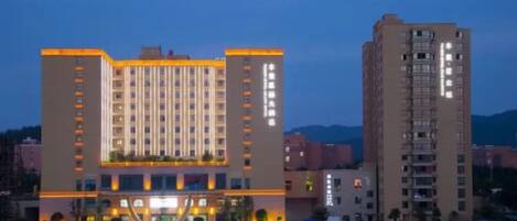 Fassade der Unterkunft – Abend/Nacht