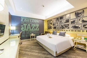 Desk, blackout curtains, free WiFi, bed sheets - Hengdian Film Town Fengjing Jiali Hotel (Qingming Shanghe Tu Branch) (Jinhua)