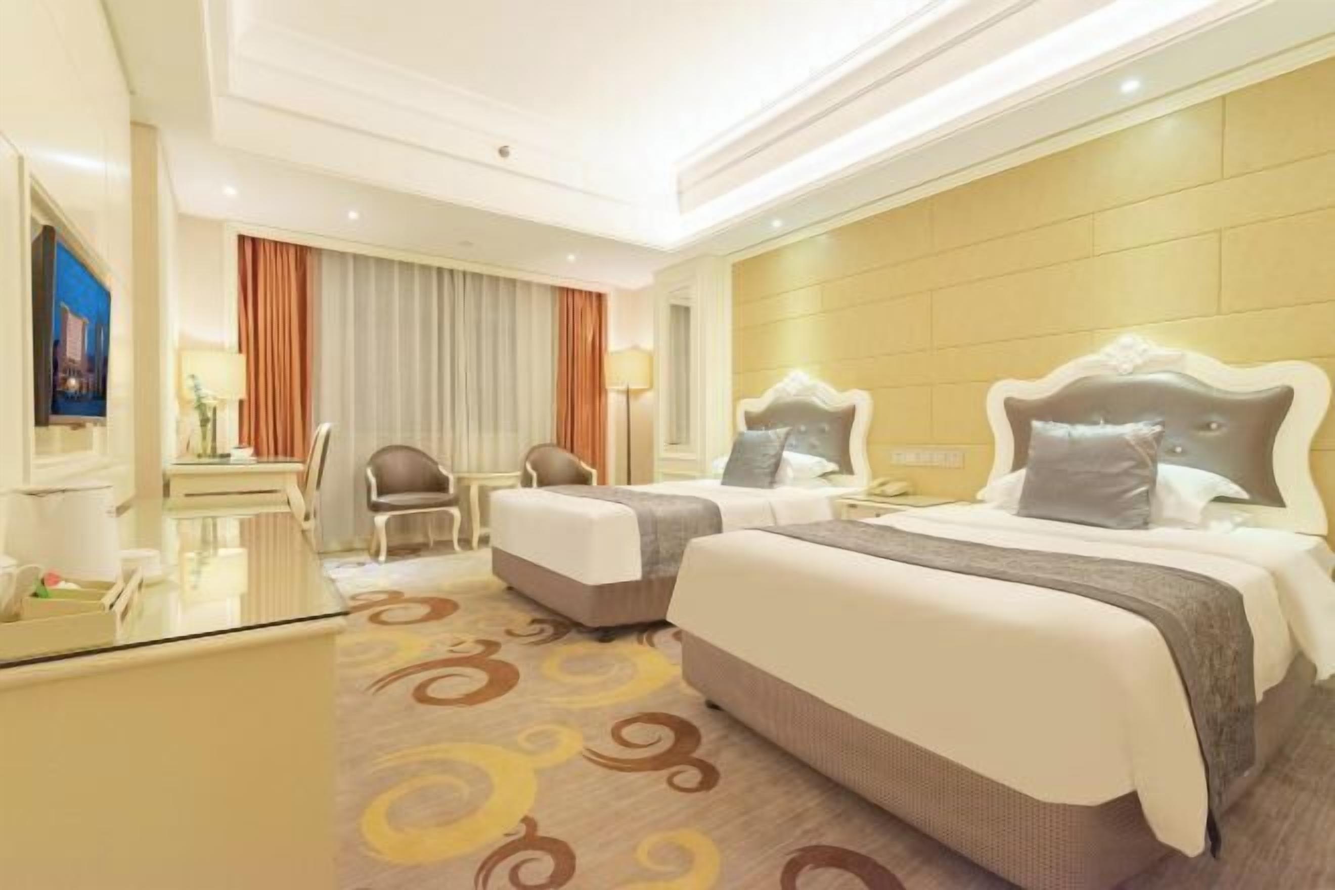 Bàn, màn/rèm cản sáng, truy cập Internet không dây miễn phí 