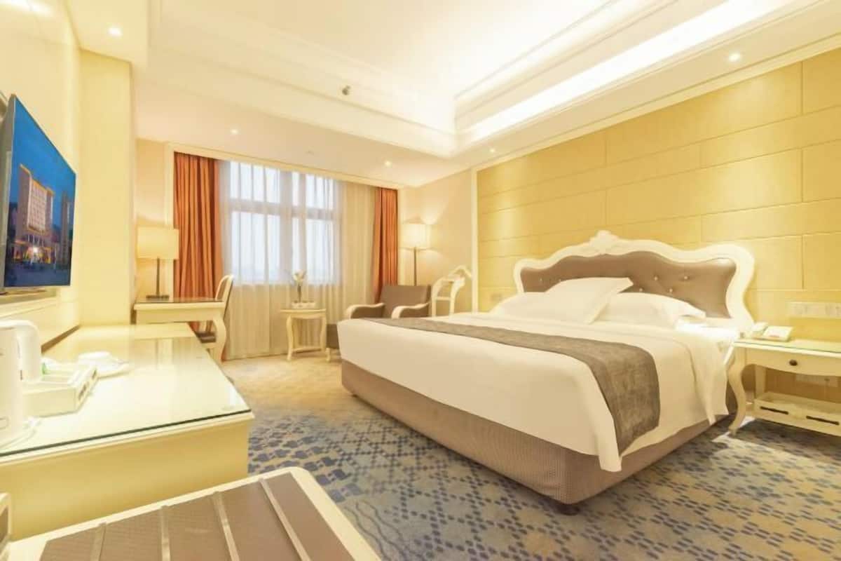 Desk, blackout drapes, free WiFi, bed sheets