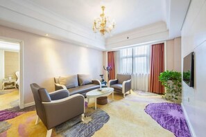 Desk, blackout curtains, free WiFi, bed sheets - Hengdian Film Town Fengjing Jiali Hotel (Qingming Shanghe Tu Branch) (Jinhua)