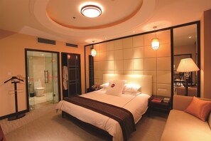 Phòng đôi Deluxe | Bàn, màn/rèm cản sáng, truy cập Internet không dây miễn phí 