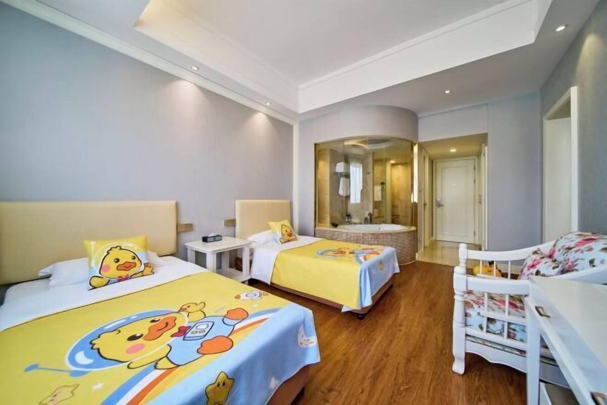 Skrivebord, blendingsgardiner og wi-fi (inkludert)