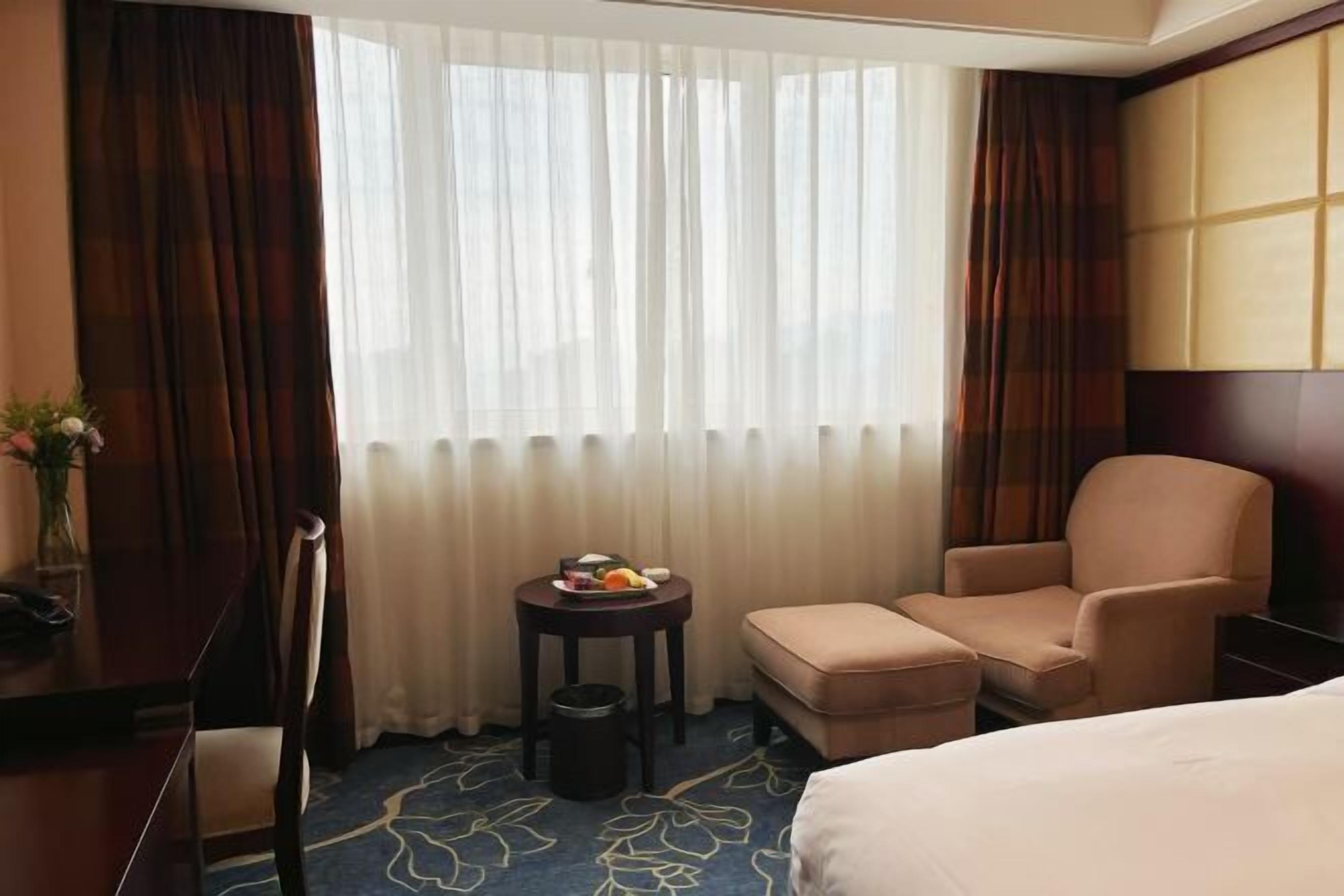 Bàn, màn/rèm cản sáng, truy cập Internet không dây miễn phí 