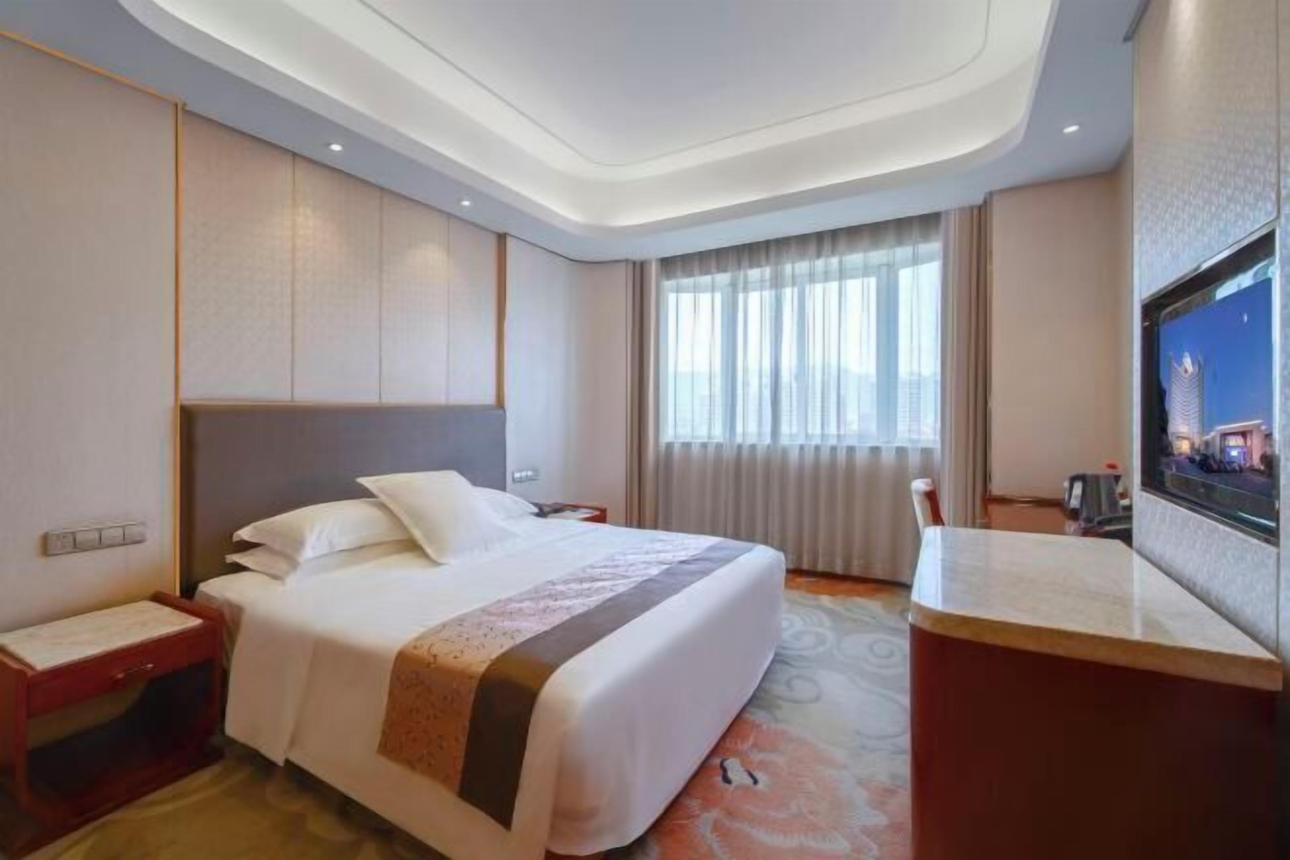 Skrivebord, blendingsgardiner og wi-fi (inkludert)