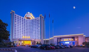 Front of property - evening/night - Hengdian World Studios · Guomao Hotel (Qingming Riverside Scene Store) (Jinhua)