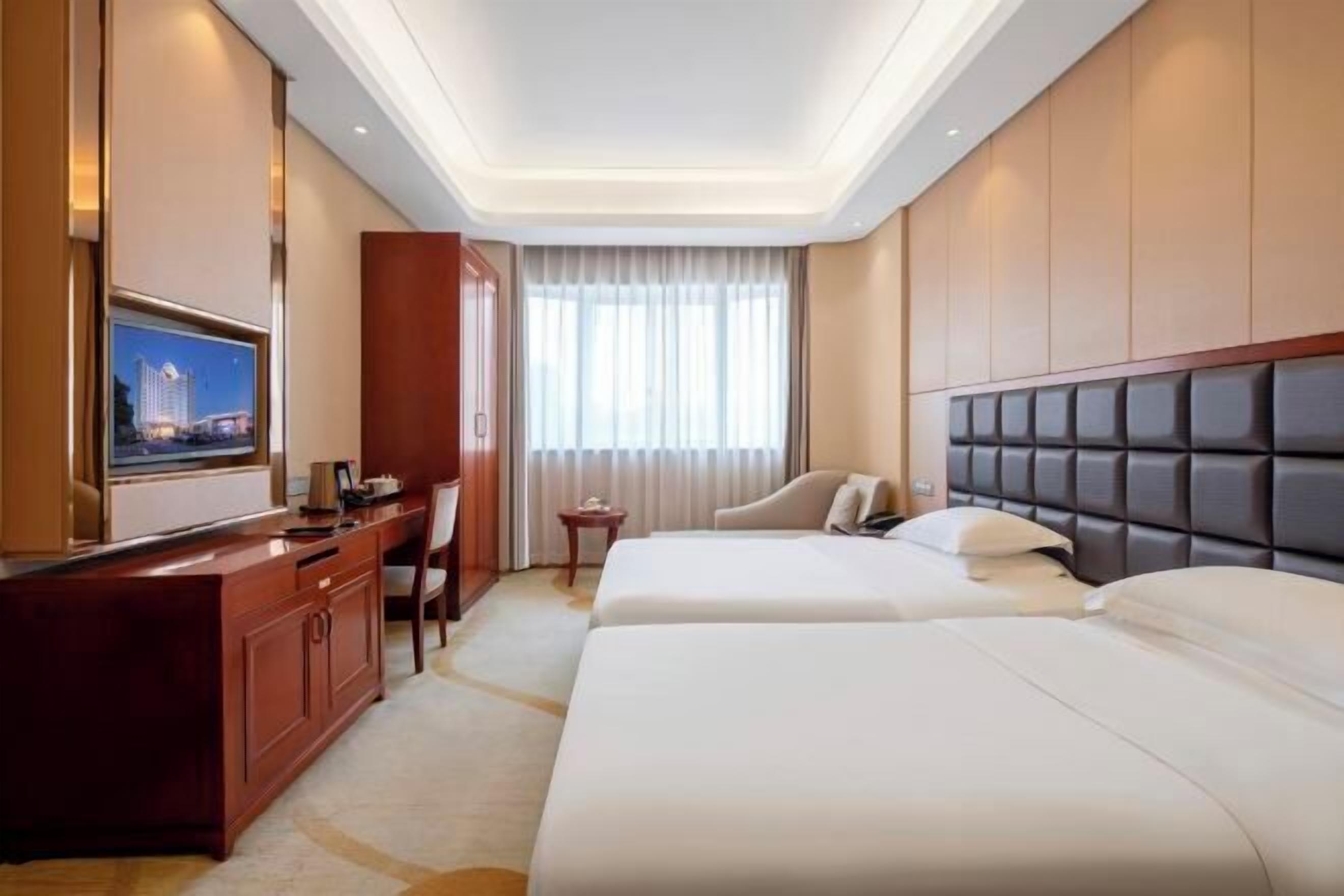 Schreibtisch, Verdunkelungsvorhänge, kostenloses WLAN