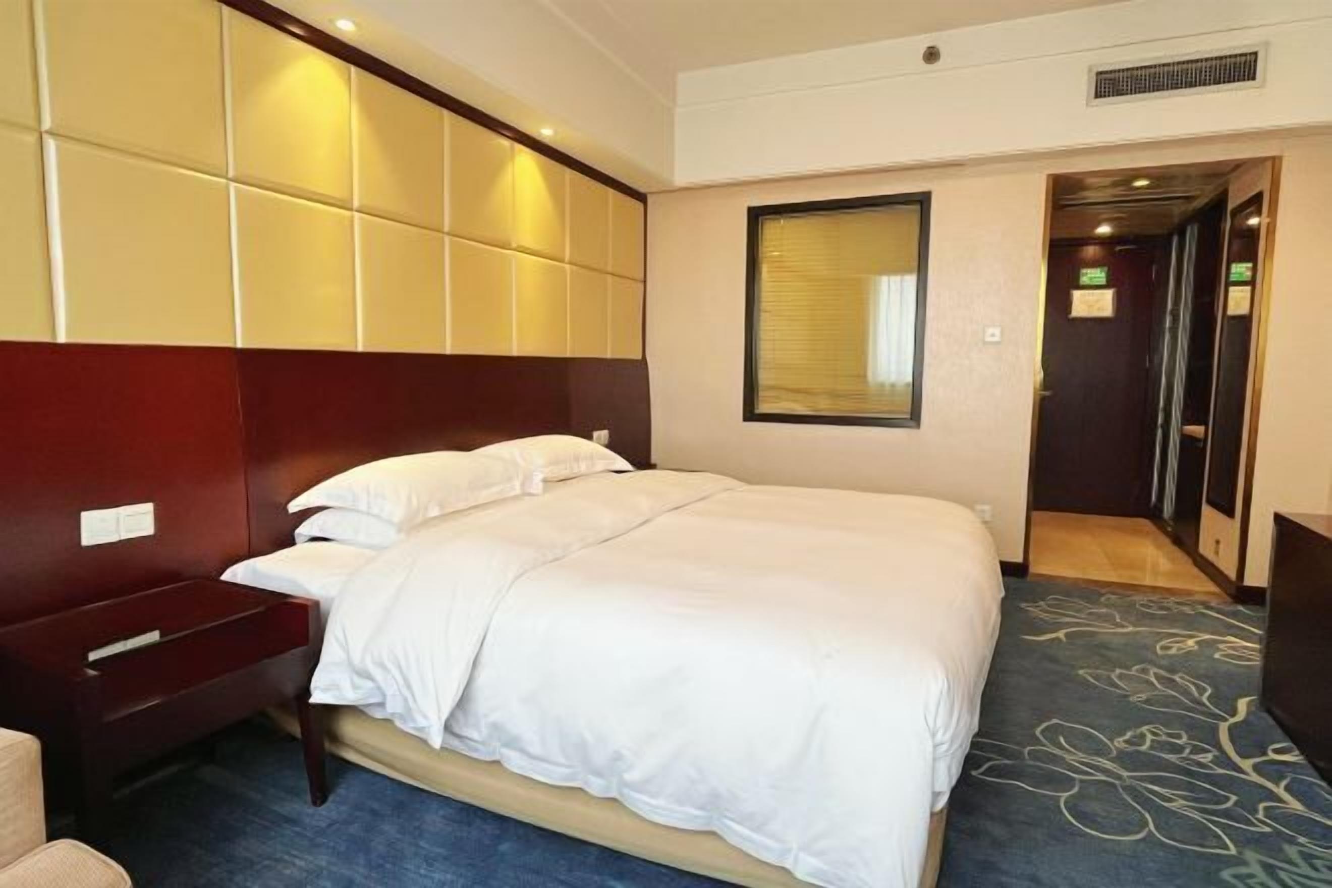 Schreibtisch, Verdunkelungsvorhänge, kostenloses WLAN