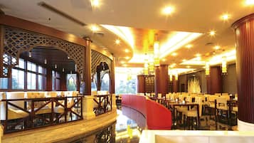 Breakfast (CNY 48 per person)