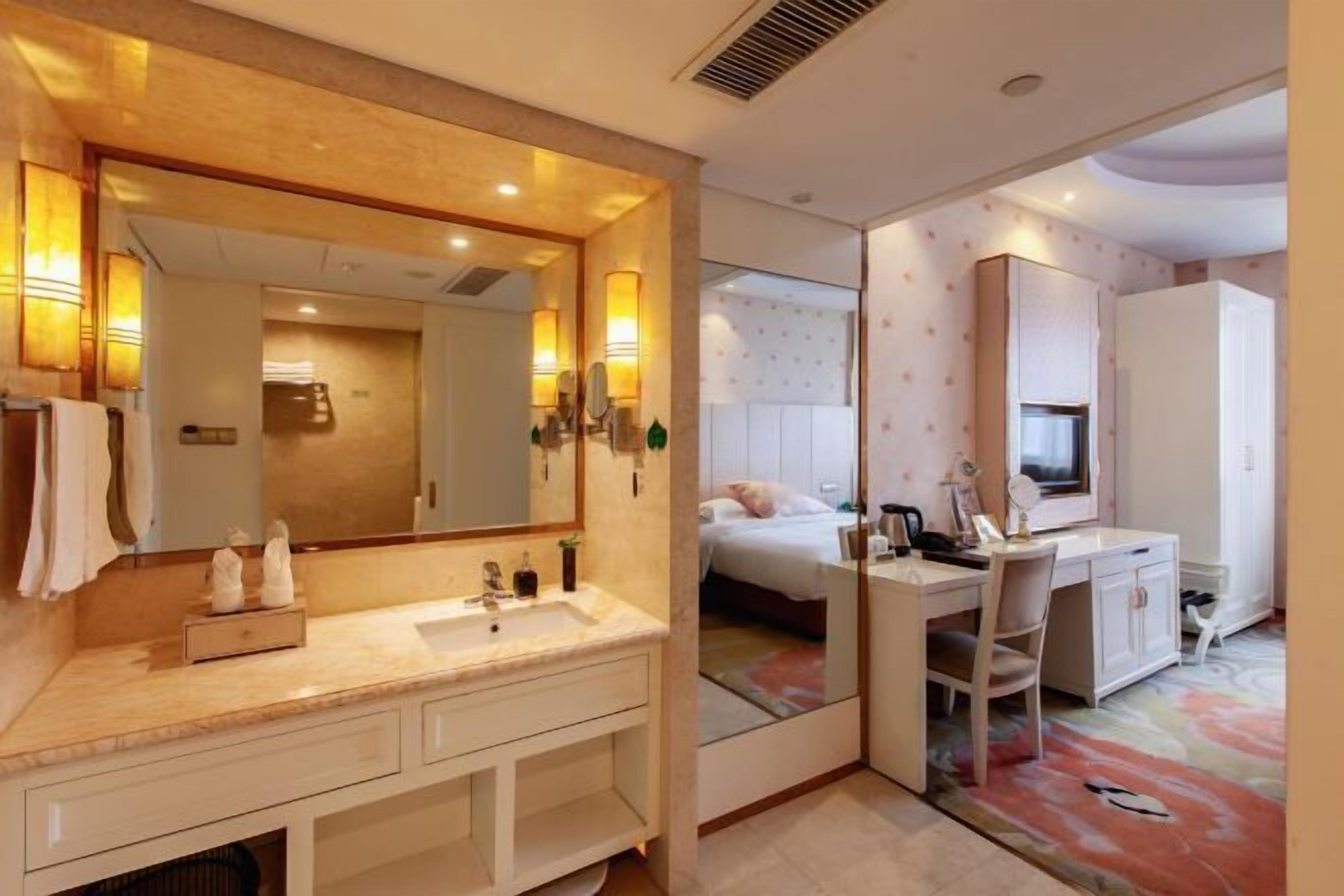 Skrivebord, blendingsgardiner og wi-fi (inkludert)