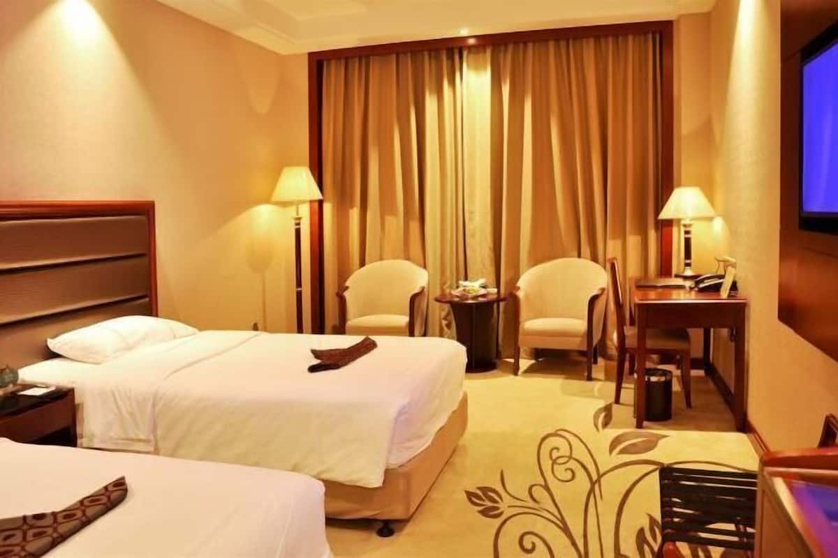 Een bureau, verduisterende gordijnen, gratis wifi