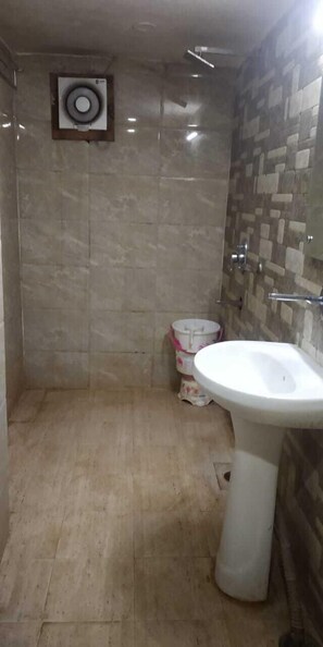 Rainfall showerhead, designer toiletries, towels, soap