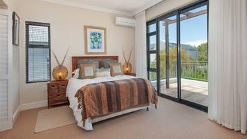 Comfort Apartment | 5 bedrooms, desk, laptop workspace, blackout curtains