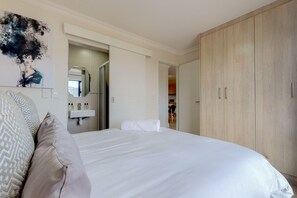 2 bedrooms, individually decorated, individually furnished - Tokai Royale (Cape Town)