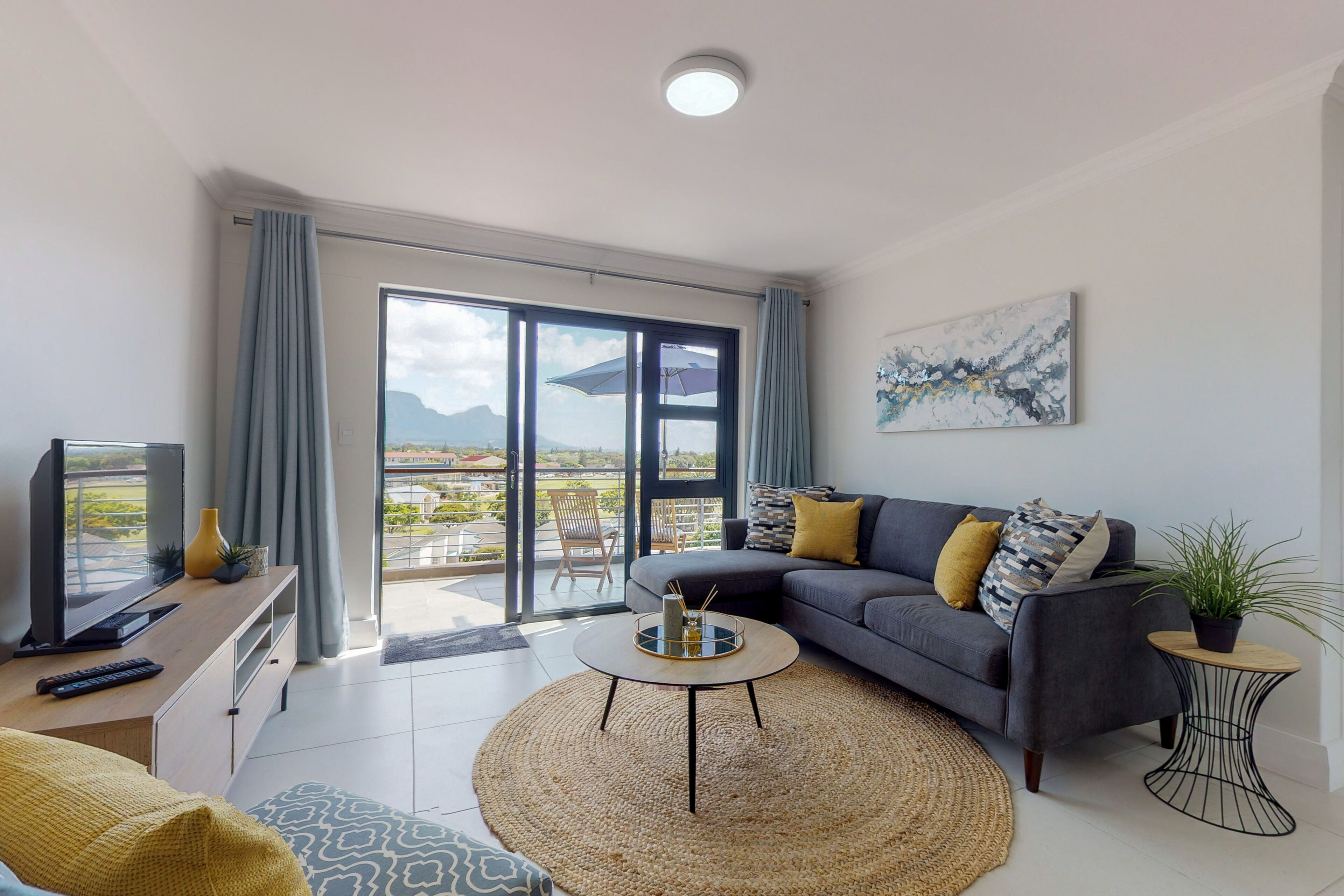 คอมฟอร์ทอพาร์ทเมนท์ | ห้องนั่งเล่น | ทีวีจอพลาสมา 42 นิ้ว พร้อมช่องเคเบิล, ทีวี