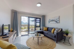 Comfort appartement | Woonkamer | Een 42-inch plasmatelevisie met kabelzenders en televisie