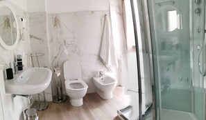 Bathroom shower - Via Roma B&B (L'Aquila)