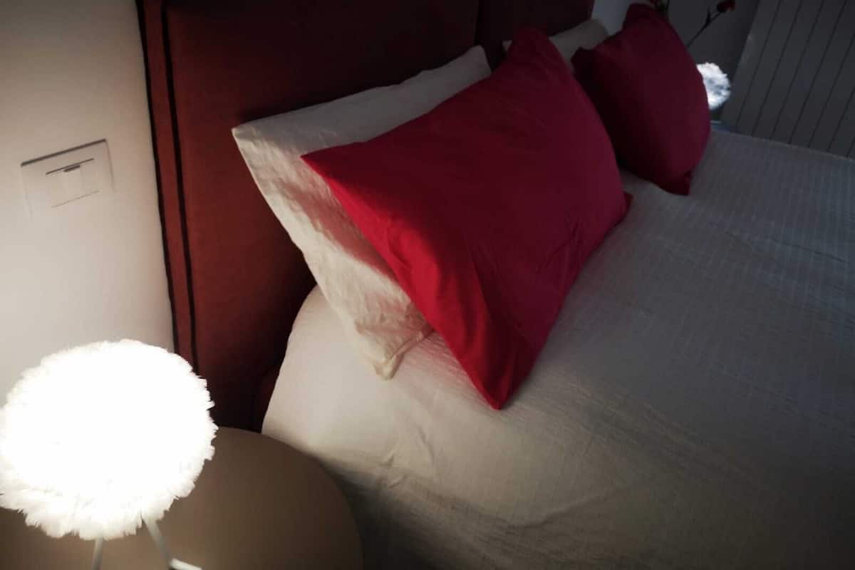 Single Room | Desk, laptop workspace, blackout drapes, soundproofing