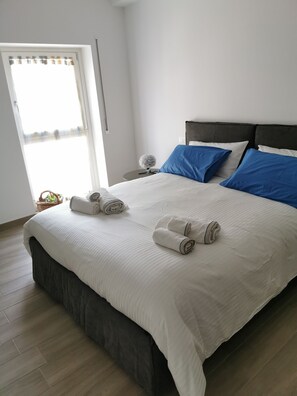 Triple Room | Desk, laptop workspace, blackout curtains, soundproofing - Via Roma B&B (L'Aquila)