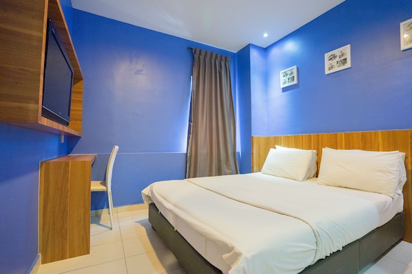 Standard Queen Room | Desk, iron/ironing board