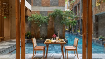 Daily buffet breakfast (VND 50000 per person)