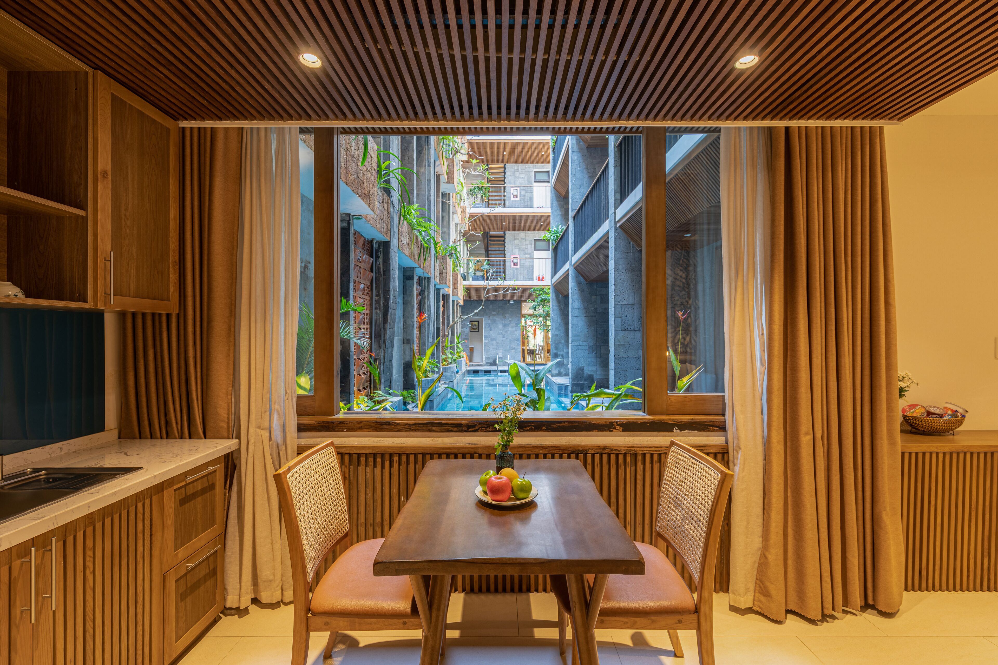 家庭开间套房, 泳池景观 | 客房景观