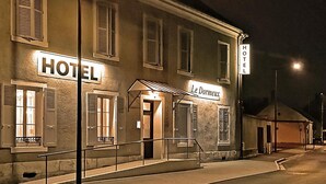 A hotel with a sign reading "HOTEL" and "Le Dormez".