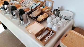 Petit déjeuner buffet servi tous les jours en supplément